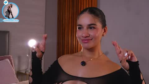 Snapshot of sophie_belton chatting on 05/21/26, 11:23 sofia online show from 05/21/26, 11:23