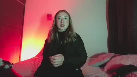 Snapshot of sophie_collins13 chatting on 12/29/24, 03:54 Sophie online show from 12/29/24, 03:54