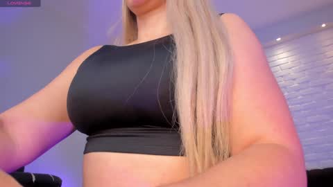 Snapshot of sophiebarnett_ chatting on 01/23/25, 02:12 Sophie online show from 01/23/25, 02:12