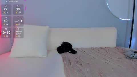 Snapshot of sophiee_s chatting on 05/14/26, 11:00 Sophie online show from 05/14/26, 11:00