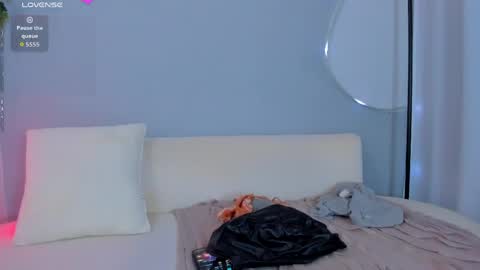 Snapshot of sophiee_s chatting on 05/19/26, 11:44 Sophie online show from 05/19/26, 11:44