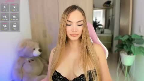 Snapshot of sophiehoney_ts chatting on 10/13/25, 01:44 SAMANTHA online show from 10/13/25, 01:44