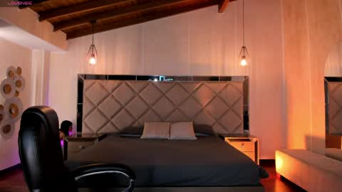 Sophie Houston online show from 04/20/26, 04:04