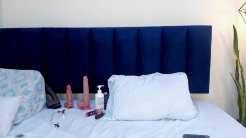 sophieturner_mg online show from 04/20/26, 07:59