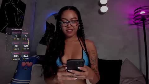 Snapshot of sophiierobertss_ chatting on 11/21/25, 05:22 Dani online show from 11/21/25, 05:22