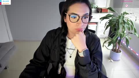 Snapshot of soyabby_ chatting on 01/07/25, 09:35 Luisa online show from 01/07/25, 09:35