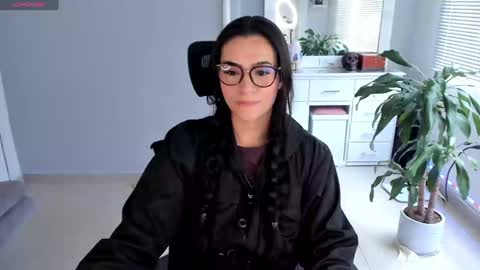 Snapshot of soyabby_ chatting on 01/14/25, 09:41 Luisa online show from 01/14/25, 09:41