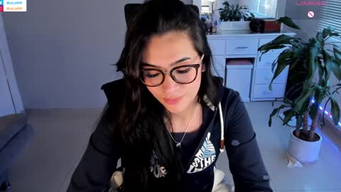 Snapshot of soyabby_ chatting on 01/15/25, 10:35 Luisa online show from 01/15/25, 10:35