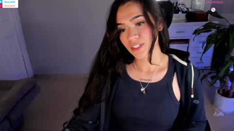 Snapshot of soyabby_ chatting on 01/16/25, 01:37 Luisa online show from 01/16/25, 01:37