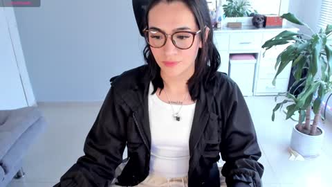 Snapshot of soyabby_ chatting on 01/19/25, 08:41 Luisa online show from 01/19/25, 08:41