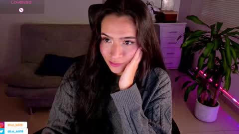 Snapshot of soyabby_ chatting on 02/22/25, 11:24 Luisa online show from 02/22/25, 11:24