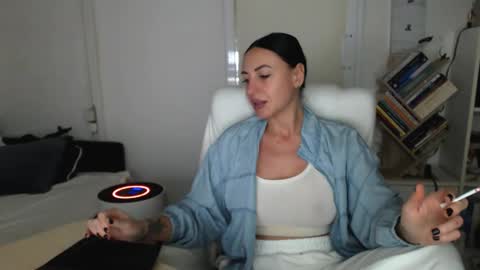 Carla online show from 10/08/25, 04:48