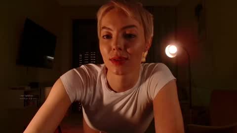 Snapshot of spiklencii chatting on 12/17/25, 06:14 Elizabeth online show from 12/17/25, 06:14