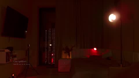 Snapshot of spiklencii chatting on 12/18/25, 05:19 Elizabeth online show from 12/18/25, 05:19