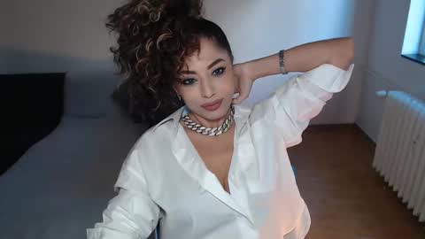Snapshot of spoiled__doll chatting on 10/10/25, 09:41 Doll online show from 10/10/25, 09:41