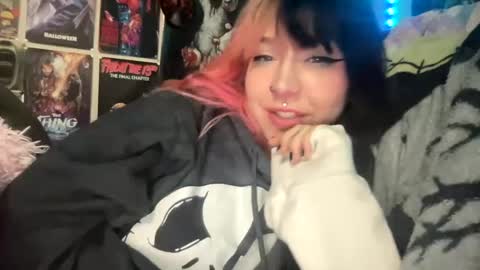 Snapshot of spookysanrihoe chatting on 10/08/25, 02:58 Pixie online show from 10/08/25, 02:58