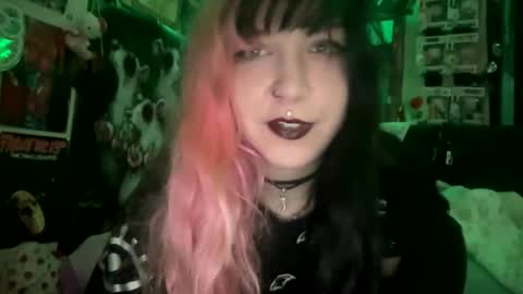 Snapshot of spookysanrihoe chatting on 10/22/25, 03:56 Pixie online show from 10/22/25, 03:56