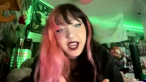 Snapshot of spookysanrihoe chatting on 10/31/25, 04:30 Pixie online show from 10/31/25, 04:30