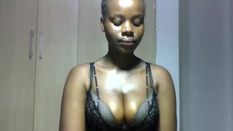 Snapshot of squiter_girlie chatting on 11/06/25, 06:25 Squiter online show from 11/06/25, 06:25