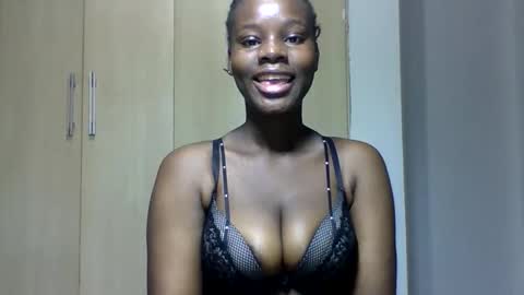 Snapshot of squiter_girlie chatting on 11/08/25, 02:56 Squiter online show from 11/08/25, 02:56