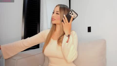 Snapshot of srita_laura chatting on 05/19/26, 11:38 Laura online show from 05/19/26, 11:38