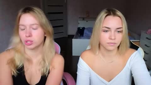 stefany_and_bettany online show from 10/15/25, 11:32