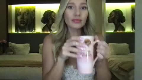 Snapshot of stella_loveu chatting on 09/14/25, 11:53 Stella online show from 09/14/25, 11:53