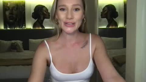 Snapshot of stella_loveu chatting on 09/18/25, 01:57 Stella online show from 09/18/25, 01:57