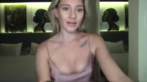 Snapshot of stella_loveu chatting on 09/23/25, 12:19 Stella online show from 09/23/25, 12:19