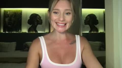 Snapshot of stella_loveu chatting on 10/01/25, 12:55 Stella online show from 10/01/25, 12:55
