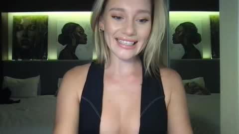 Snapshot of stella_loveu chatting on 10/04/25, 01:53 Stella online show from 10/04/25, 01:53