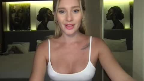 Snapshot of stella_loveu chatting on 10/06/25, 01:19 Stella online show from 10/06/25, 01:19