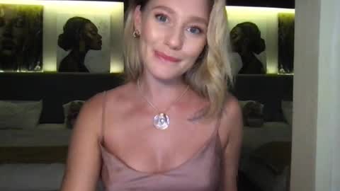 Snapshot of stella_loveu chatting on 10/13/25, 02:17 Stella online show from 10/13/25, 02:17