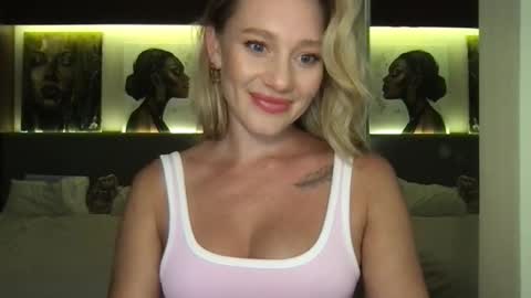 Snapshot of stella_loveu chatting on 10/15/25, 02:50 Stella online show from 10/15/25, 02:50