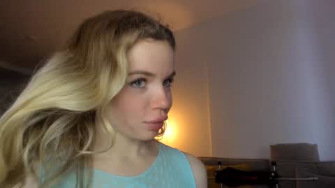 Snapshot of stella_vans chatting on 12/15/24, 09:13 Asella online show from 12/15/24, 09:13