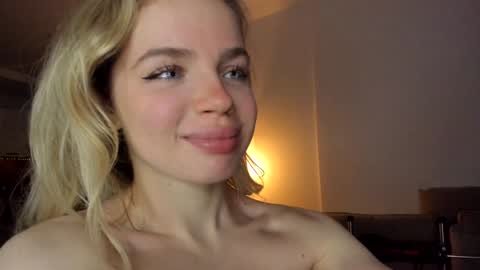 Snapshot of stella_vans chatting on 12/19/24, 01:07 Asella online show from 12/19/24, 01:07