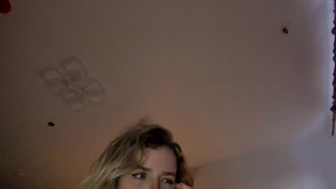 Snapshot of stella_vans chatting on 12/21/24, 12:27 Asella online show from 12/21/24, 12:27