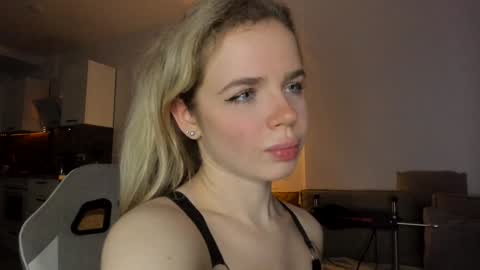 Snapshot of stella_vans chatting on 12/24/24, 12:44 Asella online show from 12/24/24, 12:44