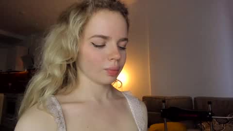 Snapshot of stella_vans chatting on 12/29/24, 12:01 Asella online show from 12/29/24, 12:01