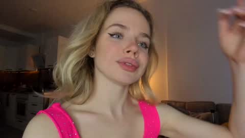 Snapshot of stella_vans chatting on 01/05/25, 12:53 Asella online show from 01/05/25, 12:53