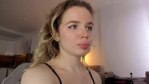 Snapshot of stella_vans chatting on 03/05/25, 11:38 Asella online show from 03/05/25, 11:38