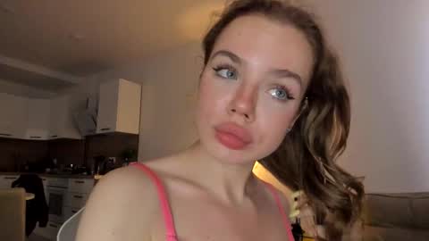 Snapshot of stella_vans chatting on 09/17/25, 07:32 Asella online show from 09/17/25, 07:32