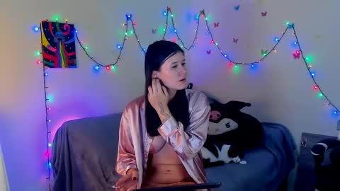 Stephany  independient model  online show from 11/19/25, 11:27