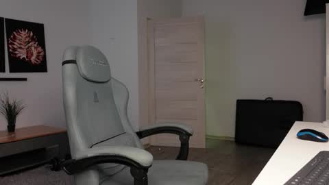 Snapshot of stewart_benzo chatting on 10/15/25, 07:30 Stewart Barnz online show from 10/15/25, 07:30