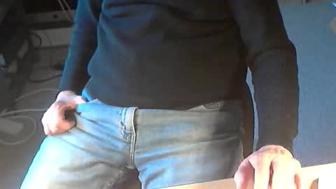 Snapshot of str8_dave chatting on 12/19/25, 03:41 Dave online show from 12/19/25, 03:41