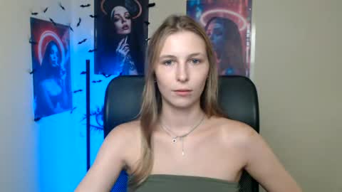 Snapshot of stranger_giirl chatting on 07/20/26, 10:39 Amalia online show from 07/20/26, 10:39
