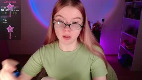 Snapshot of strawberry_juli chatting on 12/16/25, 05:34 Juli online show from 12/16/25, 05:34