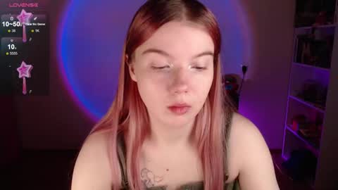 Snapshot of strawberry_juli chatting on 12/17/25, 06:41 Juli online show from 12/17/25, 06:41