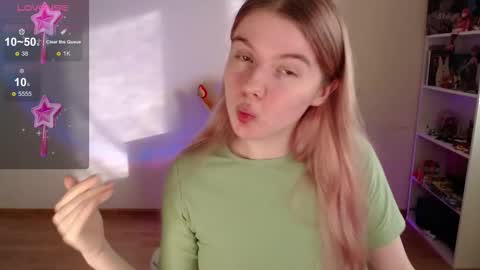 Snapshot of strawberry_juli chatting on 01/15/26, 08:30 Juli online show from 01/15/26, 08:30