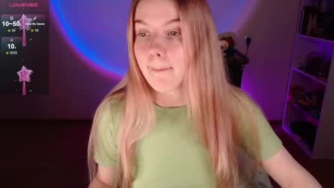 Snapshot of strawberry_juli chatting on 02/15/26, 04:31 Juli online show from 02/15/26, 04:31